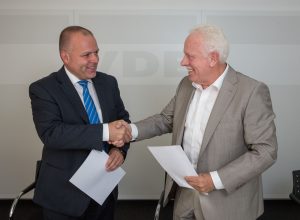 VDE CEO Ansgar Hinz (links) und NGMN CEO Dr. Peter Meissner (rechts) (Bild: VDE Verband der Elektrotechnik)