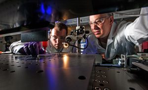 Die beiden Ingenieure Eric Duoss (links) und Tom Wilson vom Lawrence Livermore National Laboratory (LLNL) nutzen einen additiven Fertigungsprozess, um ein 