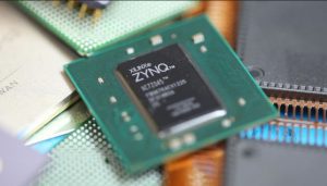 Das Zynq-7000 SoC von Xilinx ist der erste Single-Chip Applikationsprozessor, der die Safety- und Non-Safety-FunktionalitÃ¤t in nur einem Baustein integriert und die PrÃ¼fung seitens TÃV Rheinland in Bezug auf die On-Chip Redundanzforderungen nach dem inter (Bild: Xilinx, Inc.)
